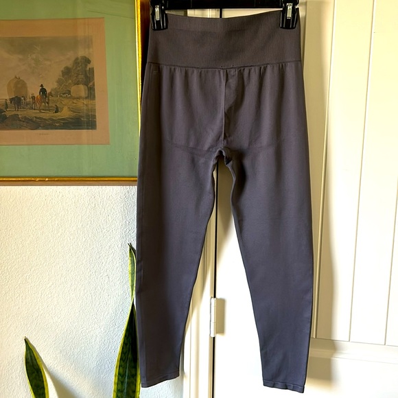 Super soft Fabletics 3/4 leggings size S - Picture 2 of 5